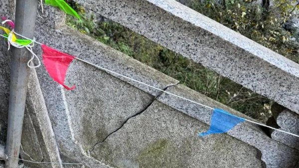 天天配资 五问“越野车在天门山景区爬阶梯”：是否损害游客权益和影响生态环境