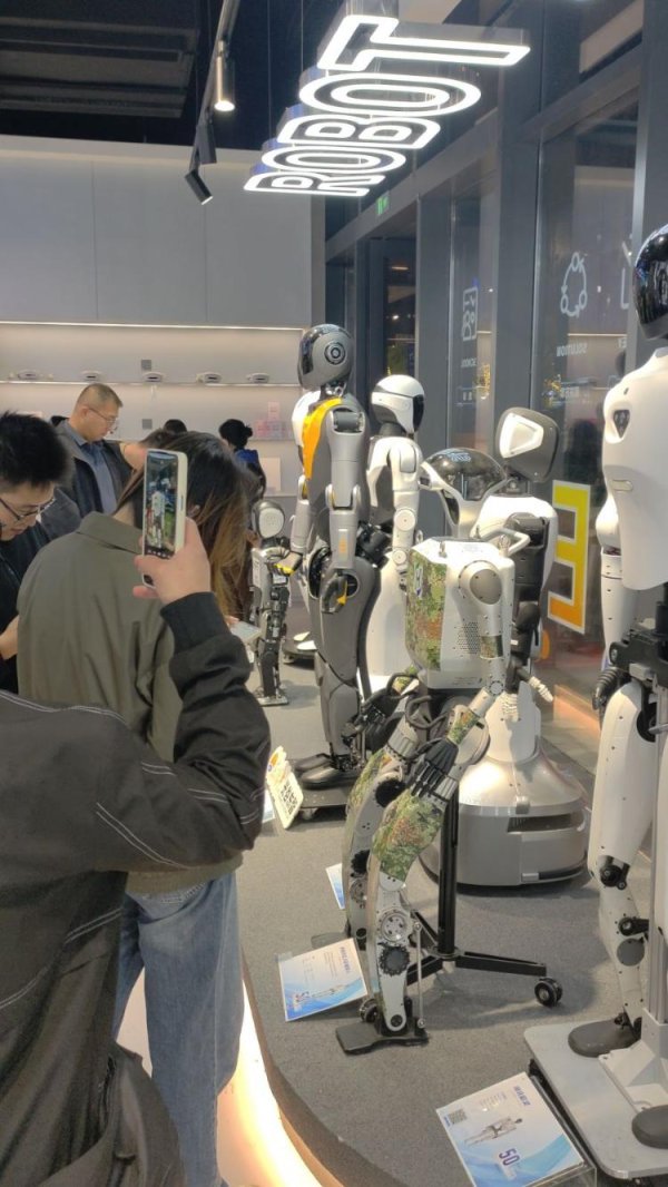 捷希源配资 探访全国首家人形机器人7S店 机器人售价7999元至80万元不等